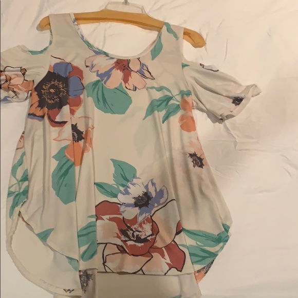 Cold shoulder tee size large - Picture 1 of 1